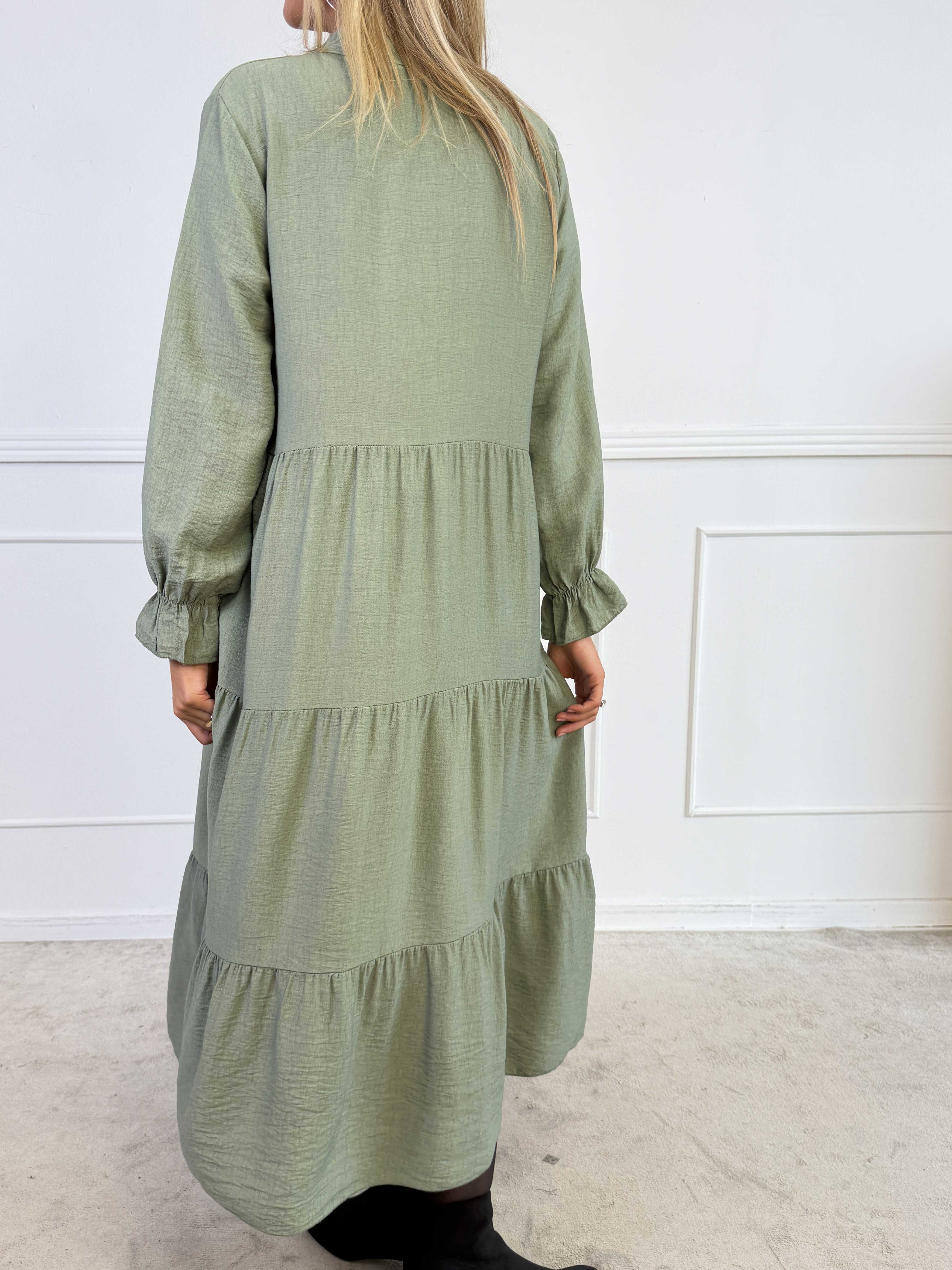 Clemence - Feminin kjole i viskose med fint lag-på-lag-look og knapper ved udskæringen